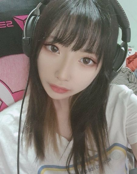 年轻的女邻居