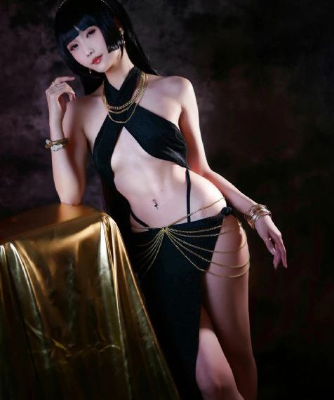 美女扒开尿口让男人捅爽