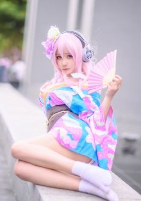 护士趴下光屁股翘臀被打的